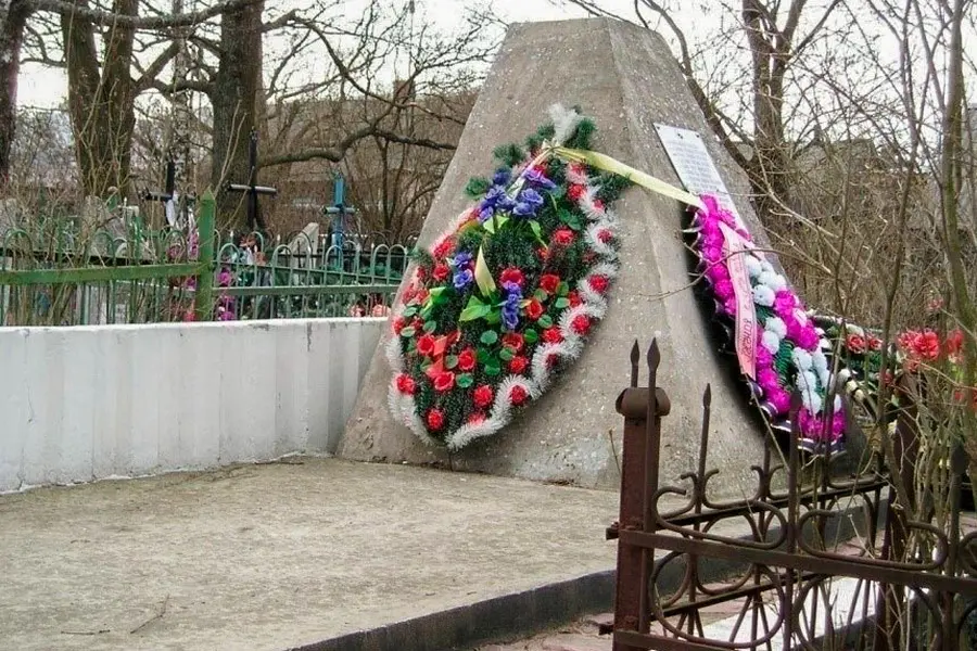 Братская могила г. Светлогорск. Шатилинское кладбище (Усеченная пирамида)