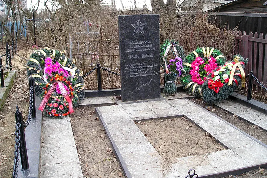 Братская могила г. Светлогорск. Мемориал у средней школы №1